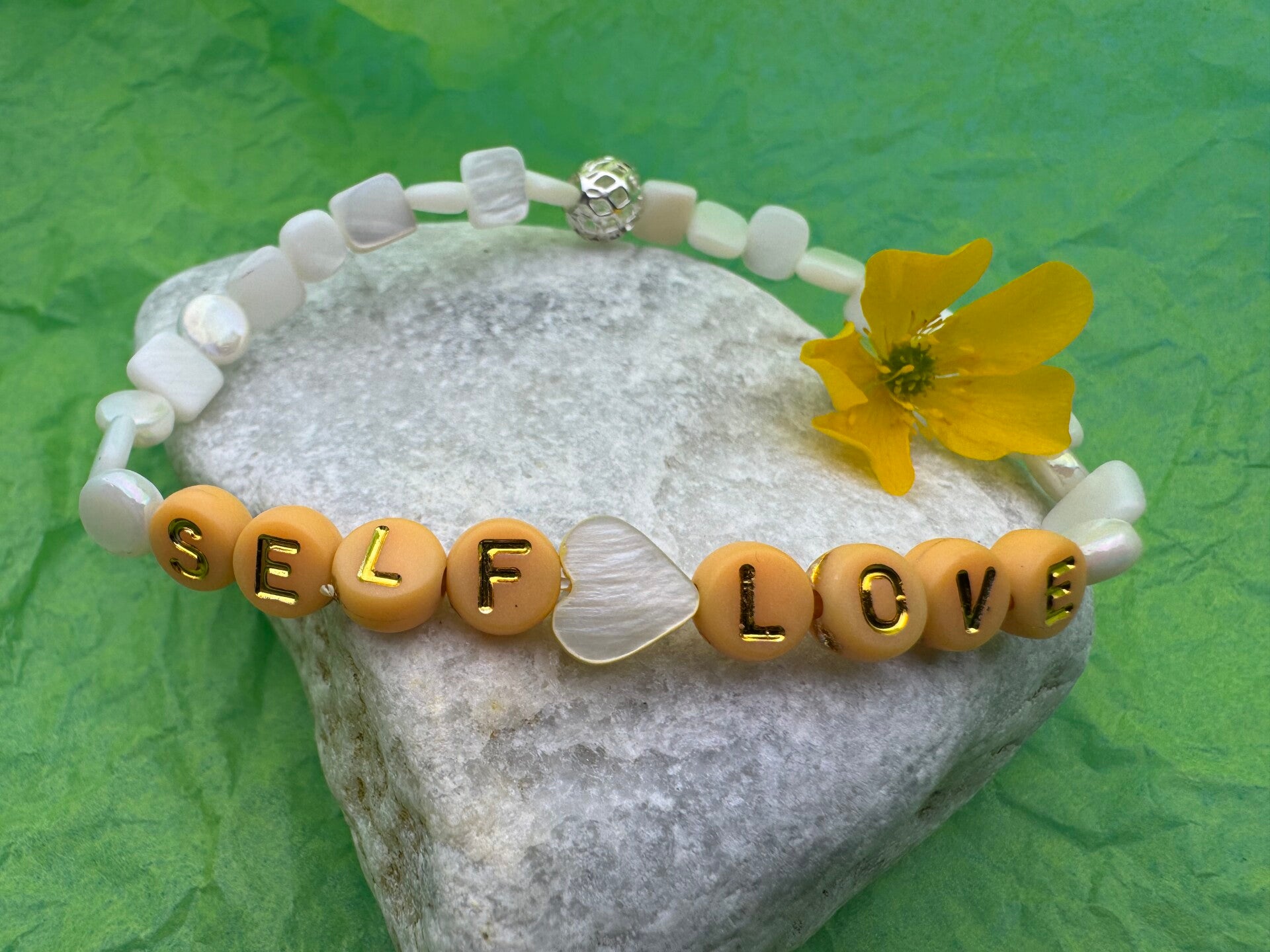 Self-love armbånd med perlemor 🌹