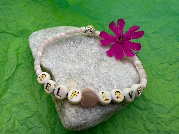 Self-love armbånd med perlemor 🌻