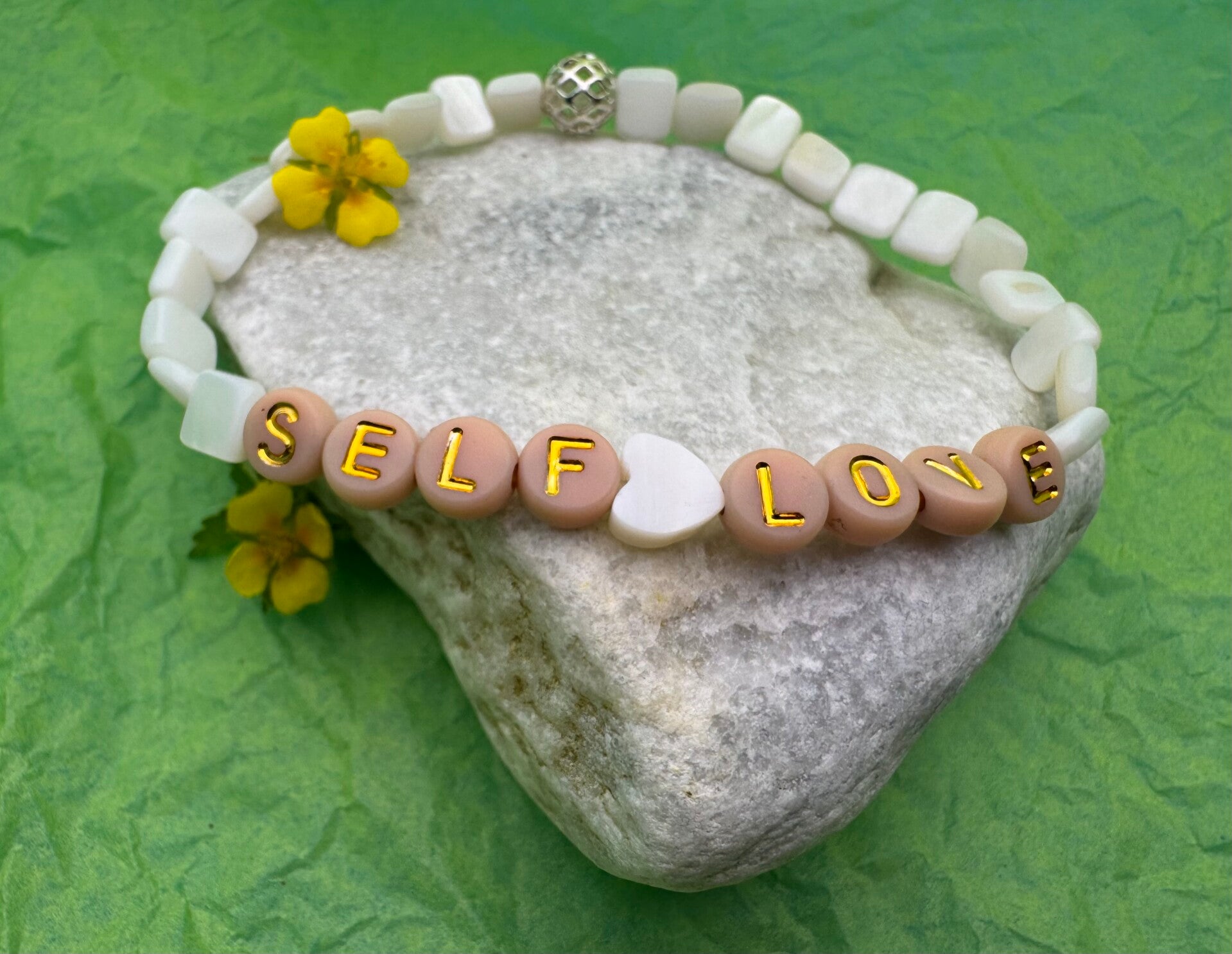Self-love armbånd med perlemor 🌼