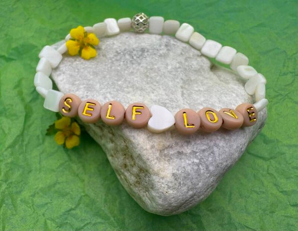 Self-love armbånd med perlemor 🌼
