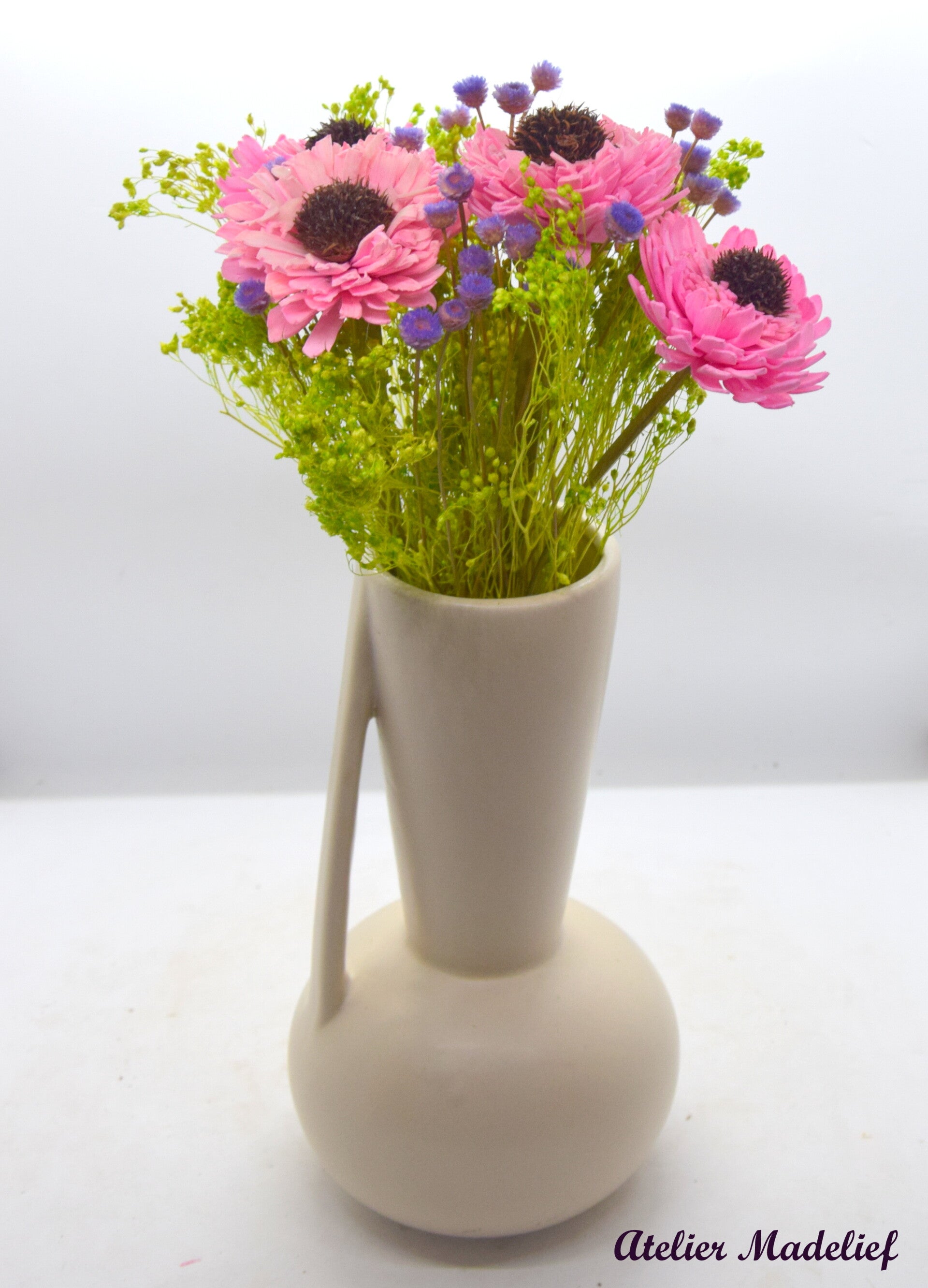 Beige vaas met droogbloemboeket