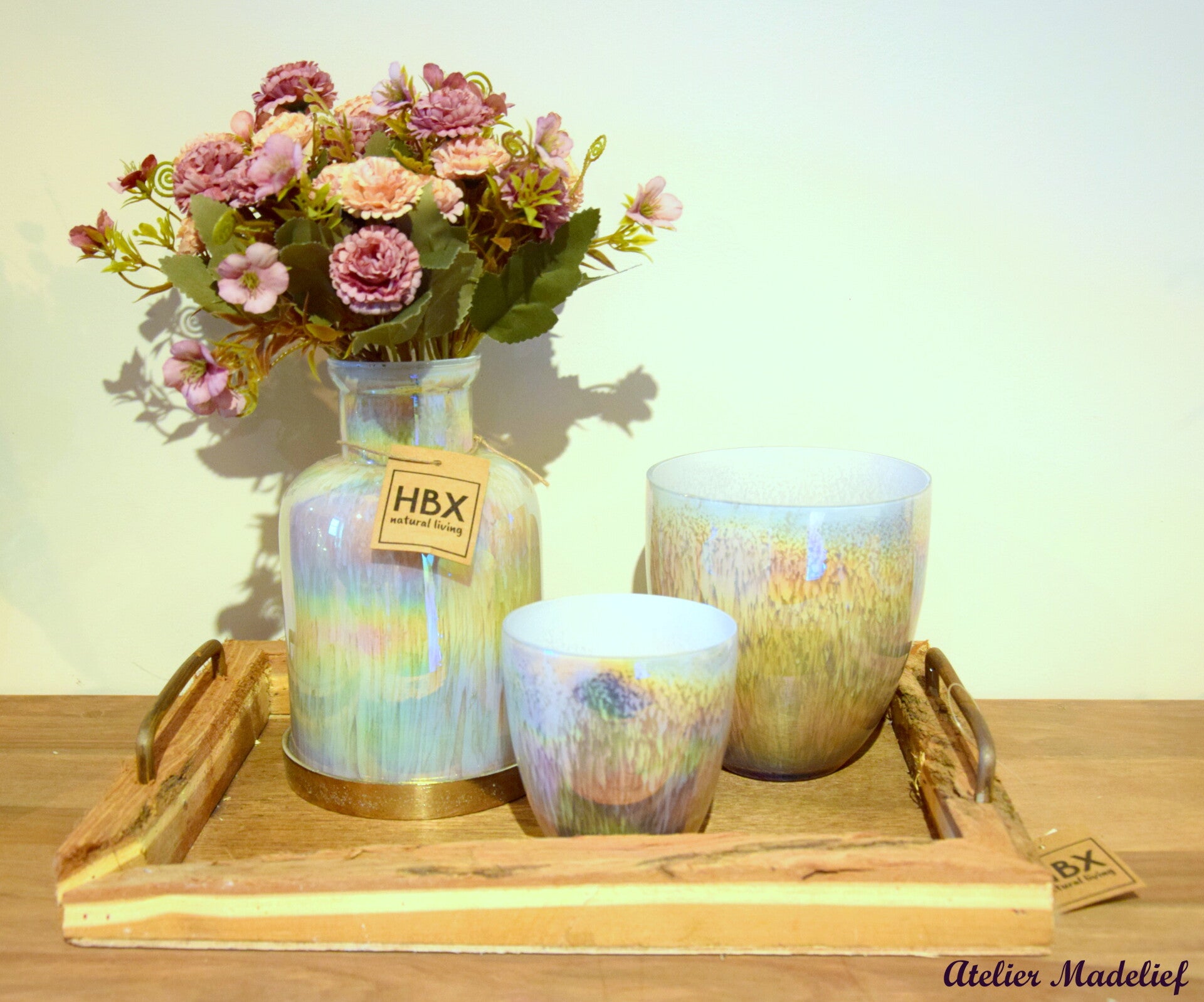 Vaas met kunstbloemen en theelichtjes