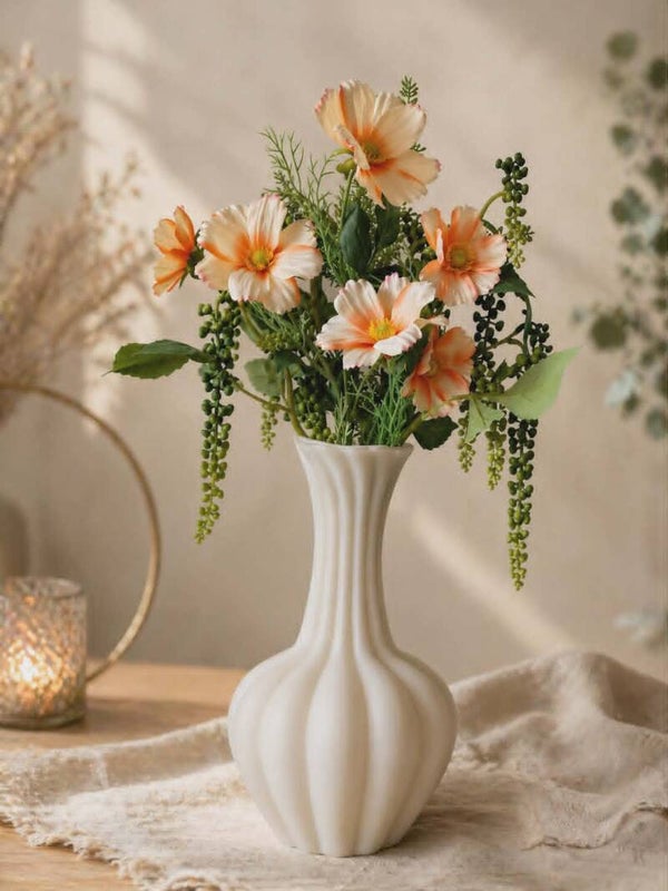 Grote vaas met kunstbloemen