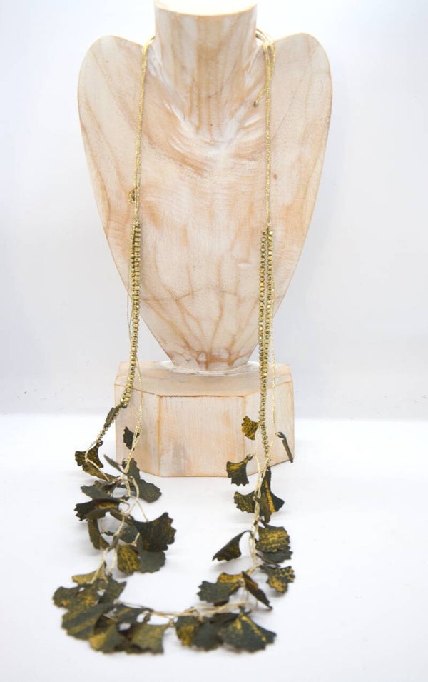 Gouden lange ketting met groen/gouden blaadjes