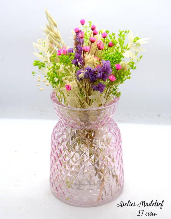 Lichtroze vaas met kleurrijk boeket