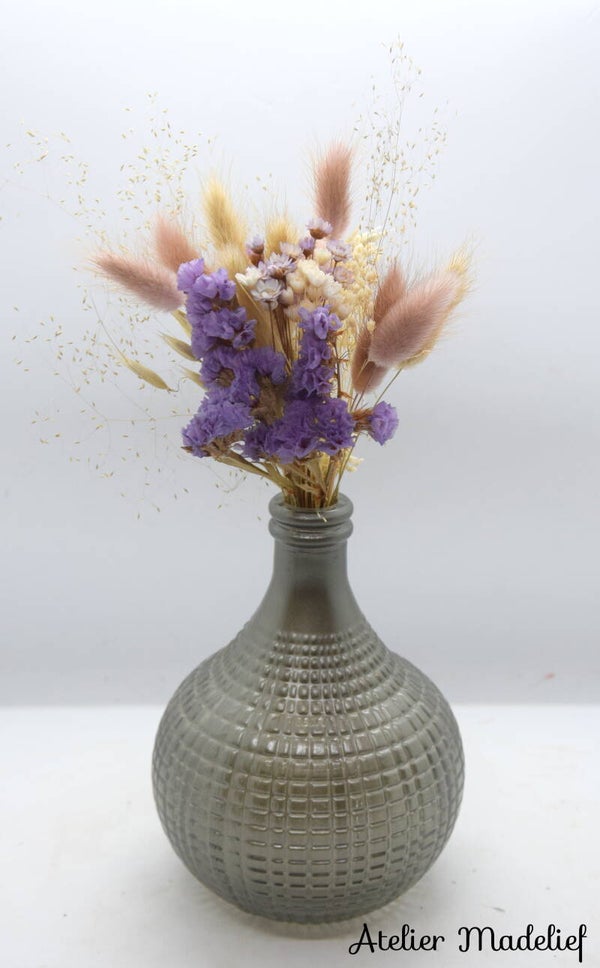 Vaasje met paarse bloemcreatie