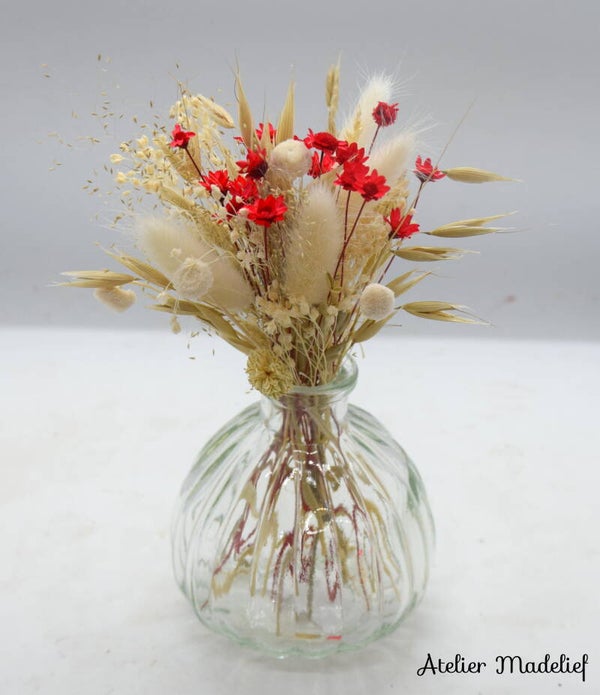 Klein vaasje met naturel/rood boeket