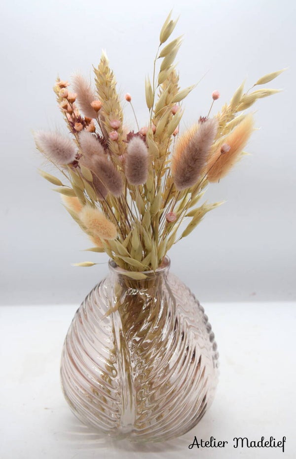 Oudroze vaas met bloemcreatie