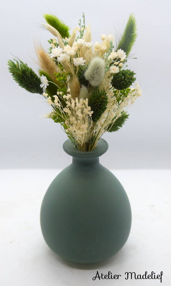 Groen mat vaasje met bloemcreatie