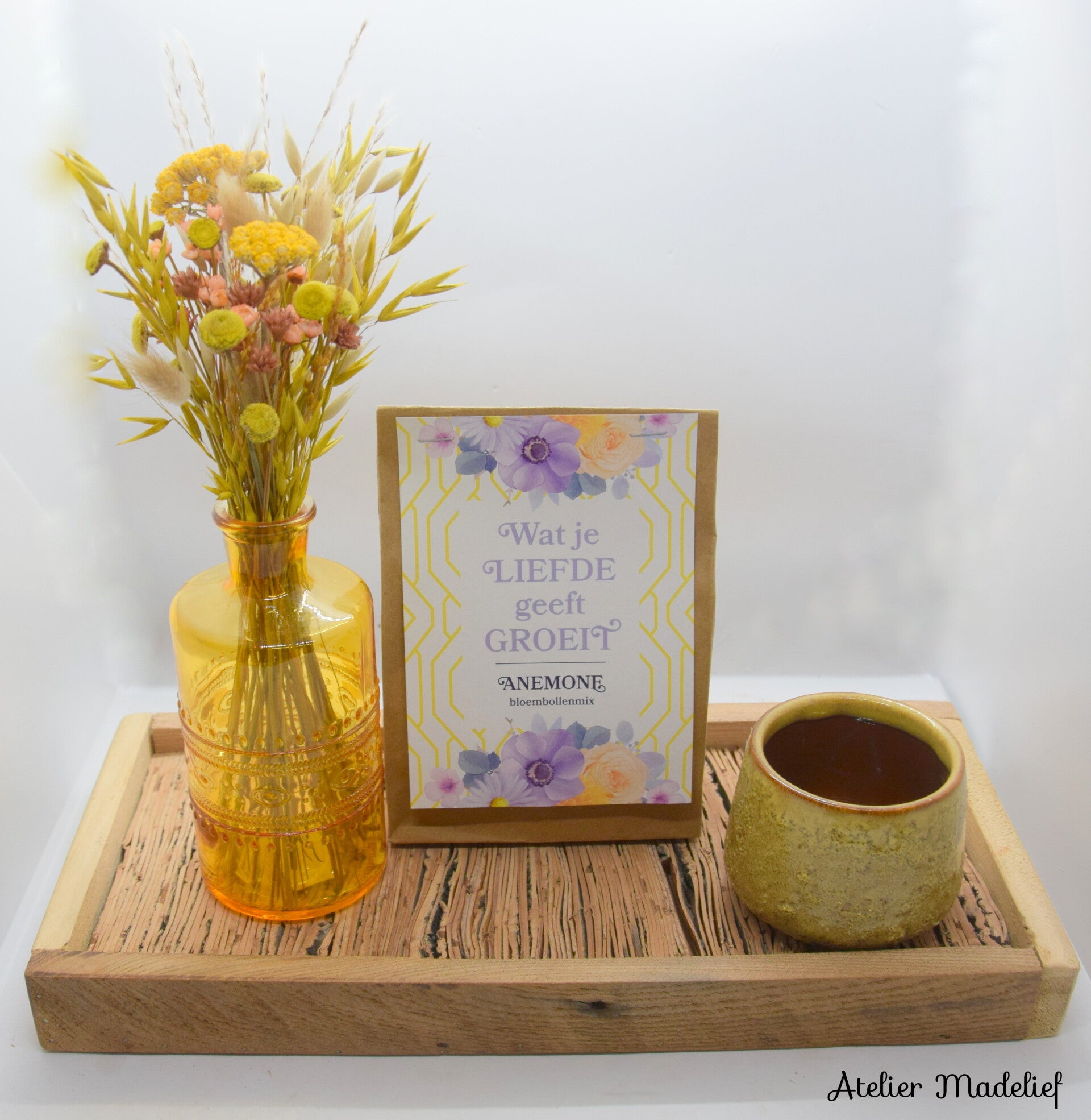 Geschenkset baasje, bloembollenmix, theelichtje op mooie houten schaal