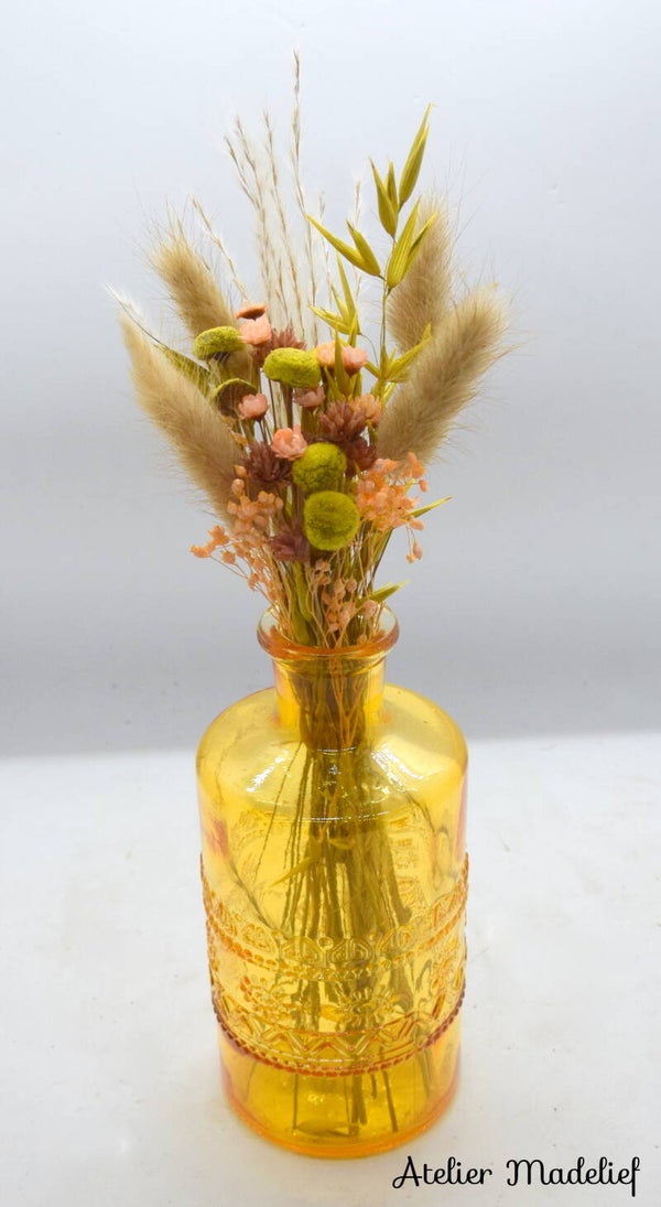 Okergeel vaasje met bloemcreatie