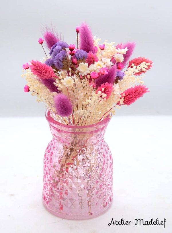 Klein roze vaasje met kleurrijk boeket