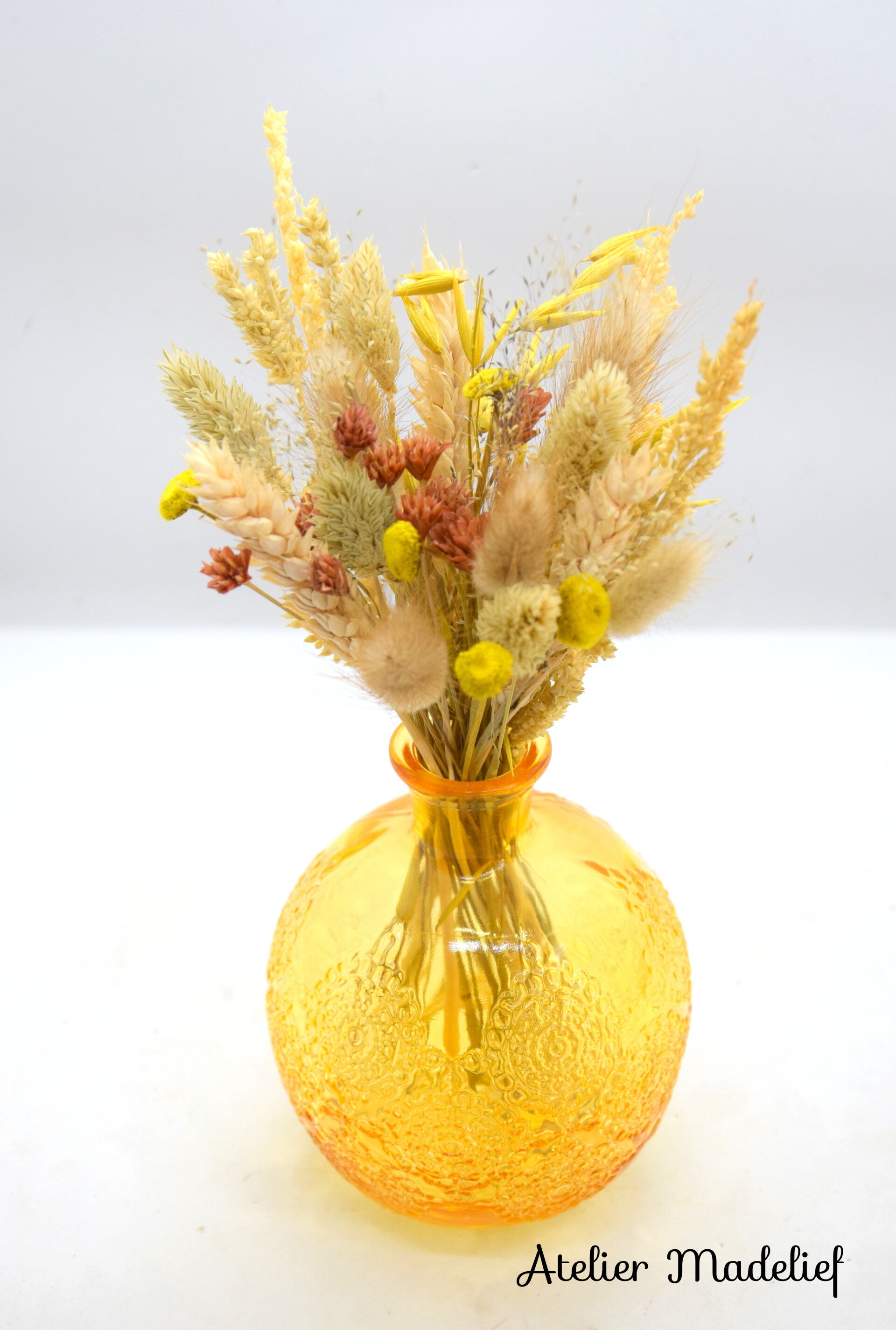 Geel vaasje met naturel boeket