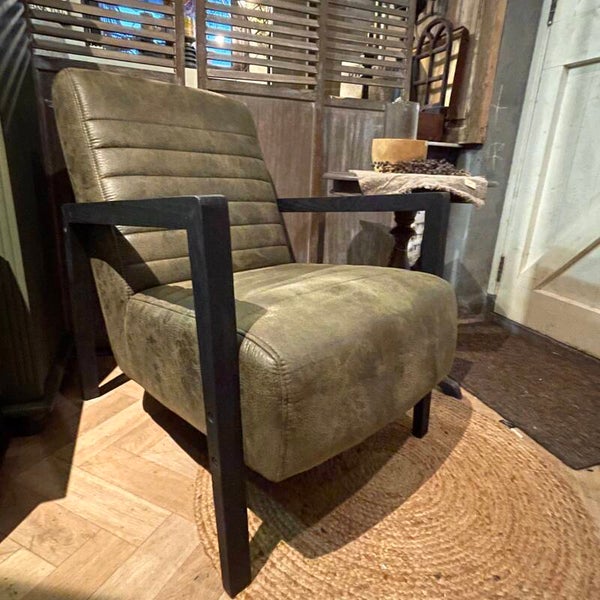 Stoere fauteuil olijfgroen *VERKOCHT*