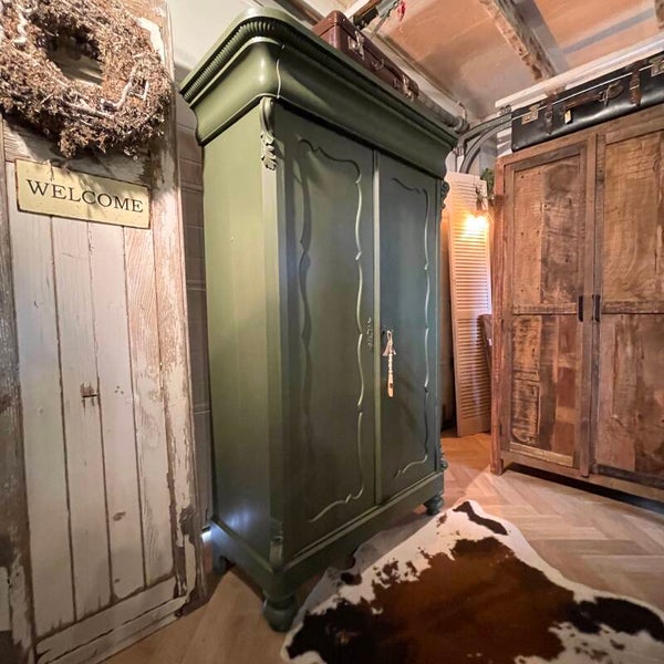 Biedermeier linnenkast olijfgroen *VERKOCHT*