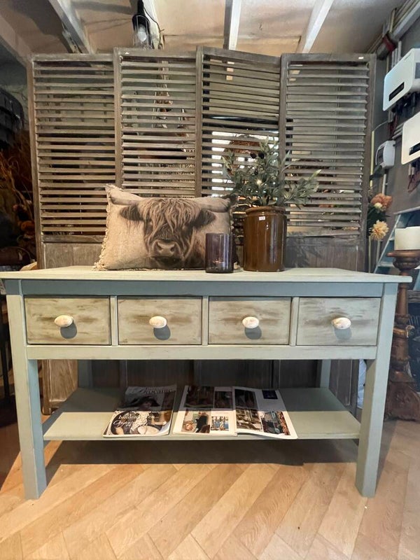Sidetable in zachtgroen