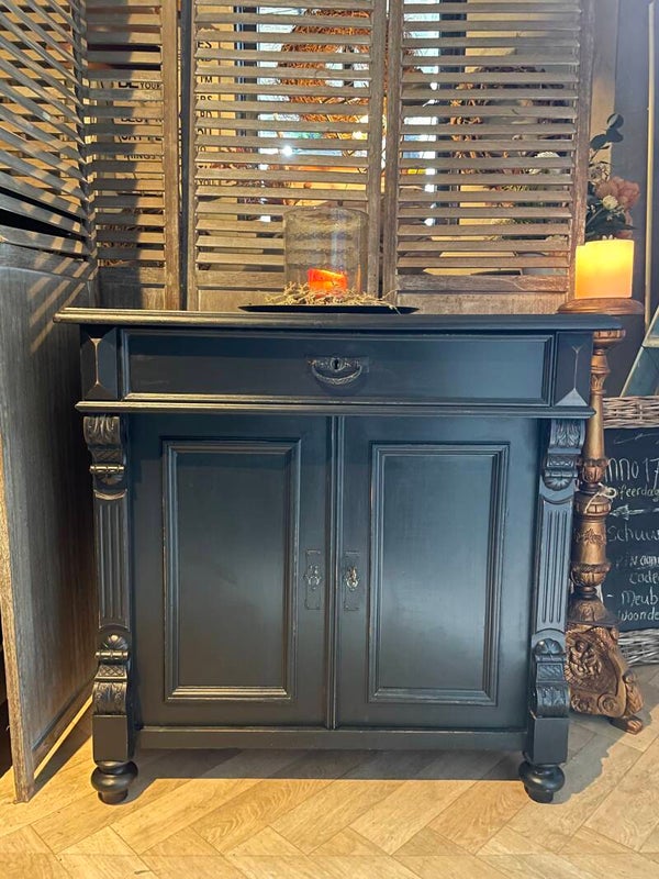 Offblack oud meidenkastje