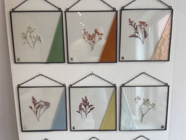 Bloemenkader met gekleurde hoek