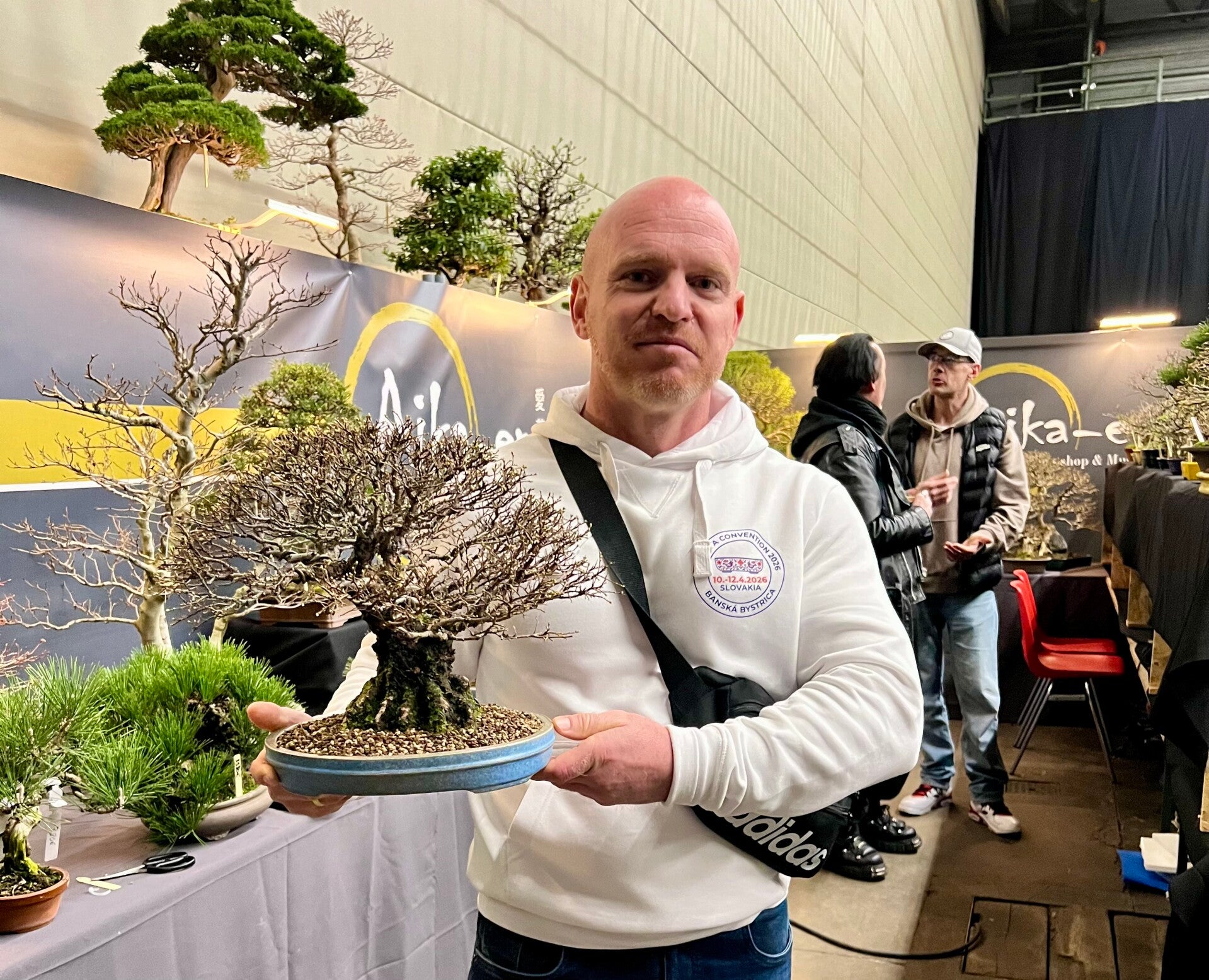 Pot sur-mesure Kitsuné No Bonsai. Acheter pot à bonsaï sur-mesure ou en ligne. Atelier céramique haut de gamme. Savoir-faire japonais, manufacture France. Nombreux émaux. Projets étudiés avec le client. Possibilité d’accompagnement dans la décision.