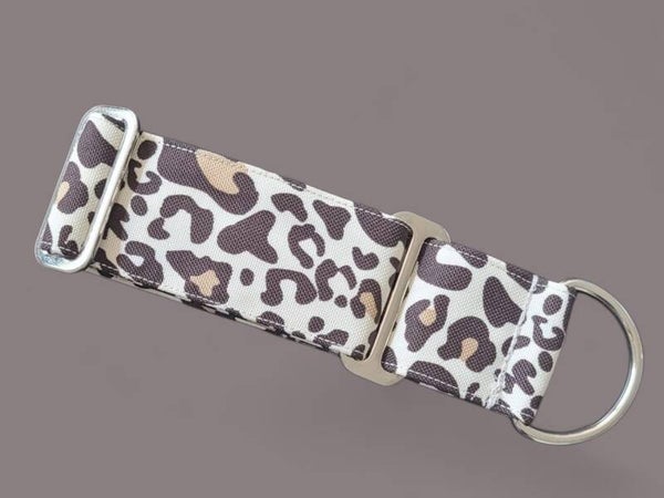 Elegantes Zugstopphalsband in moderner Animal Print Optik