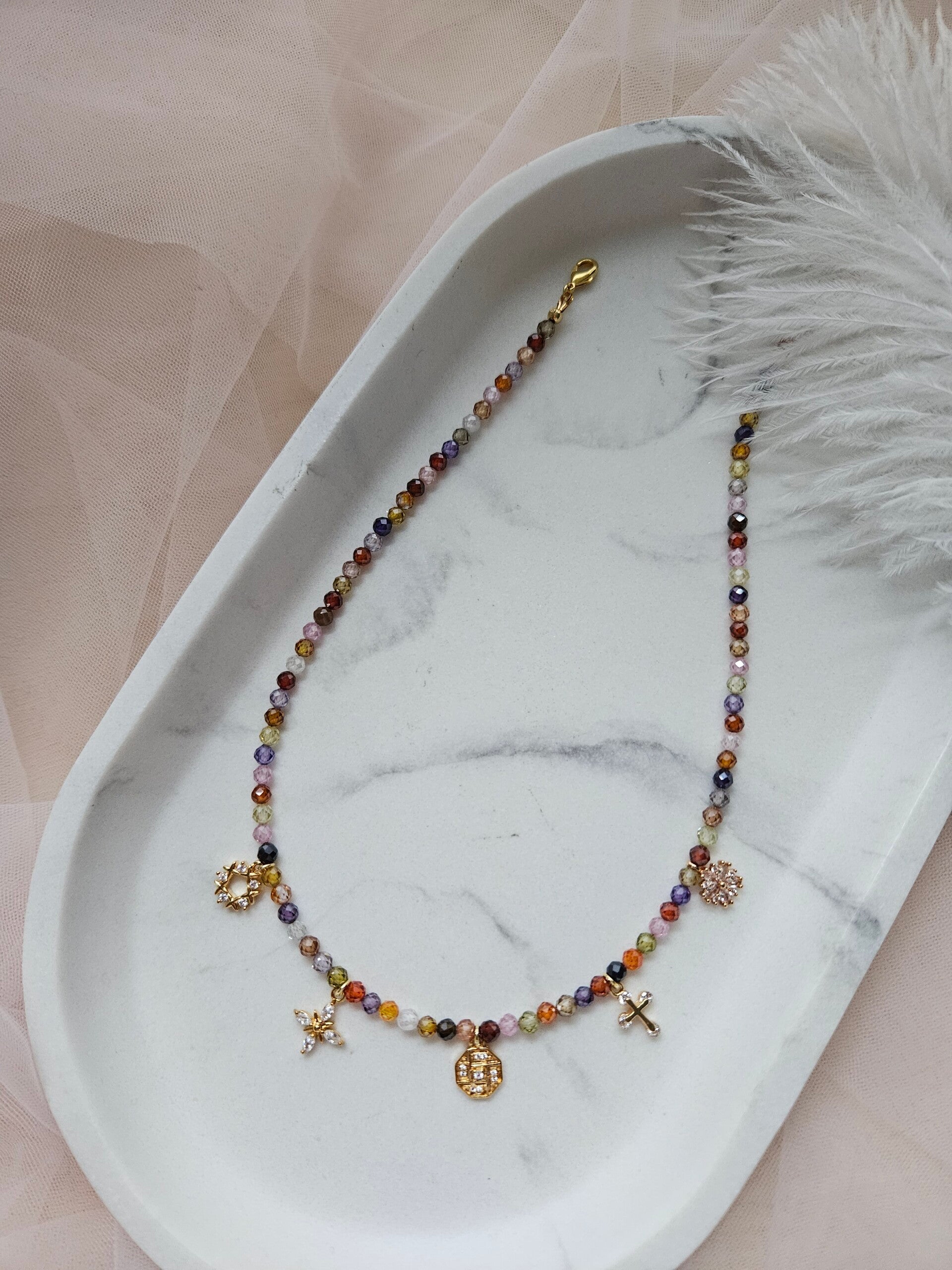 Halssmykke av zirkon