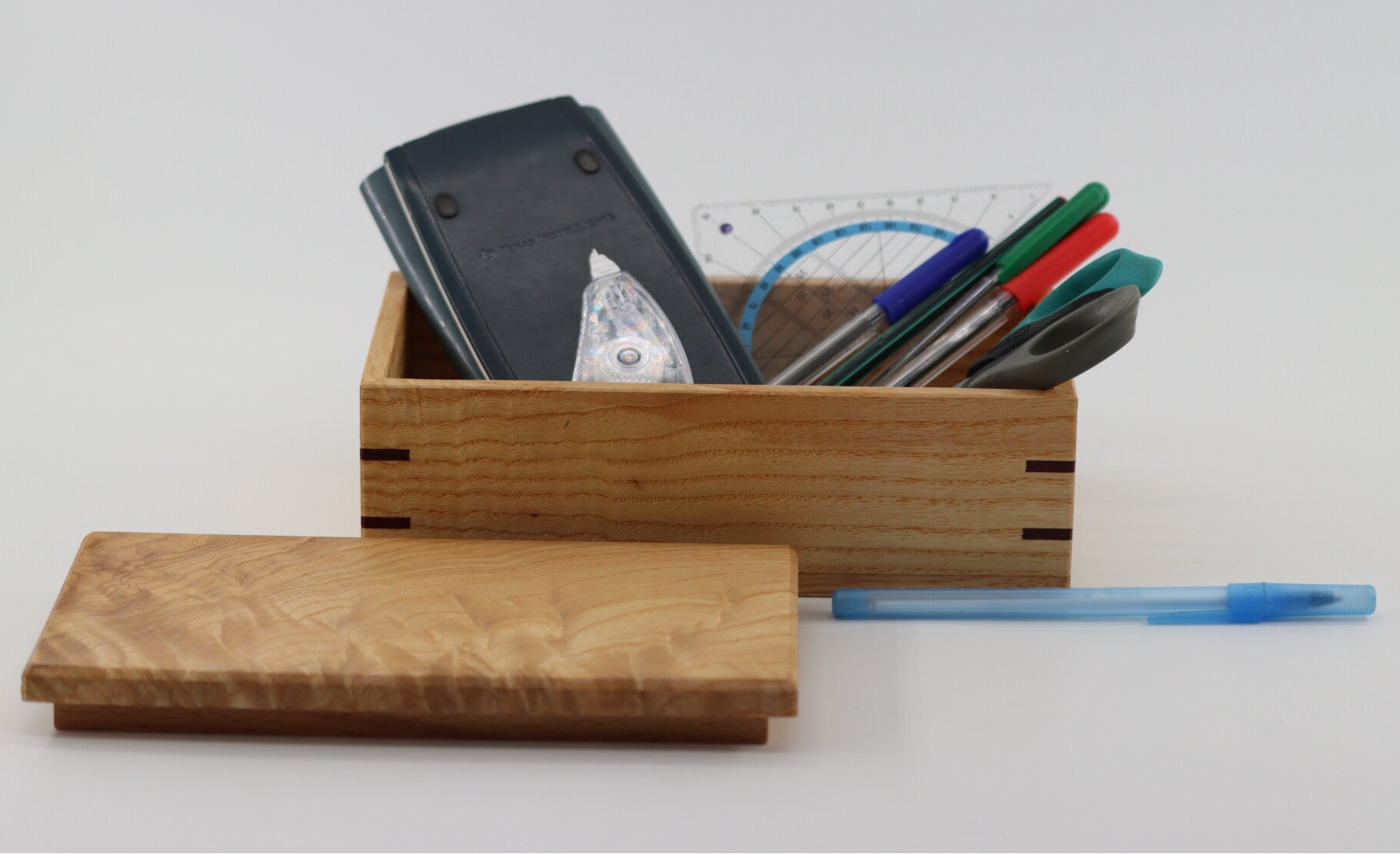 Mooie doos van Essenhout met een unieke tekening in de deksel.