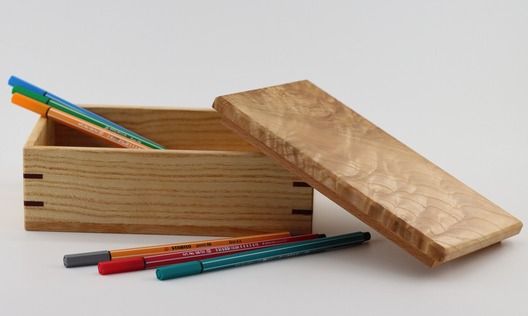 Leuke doos gemaakt van Essenhout met een super mooie tekening op de deksel.