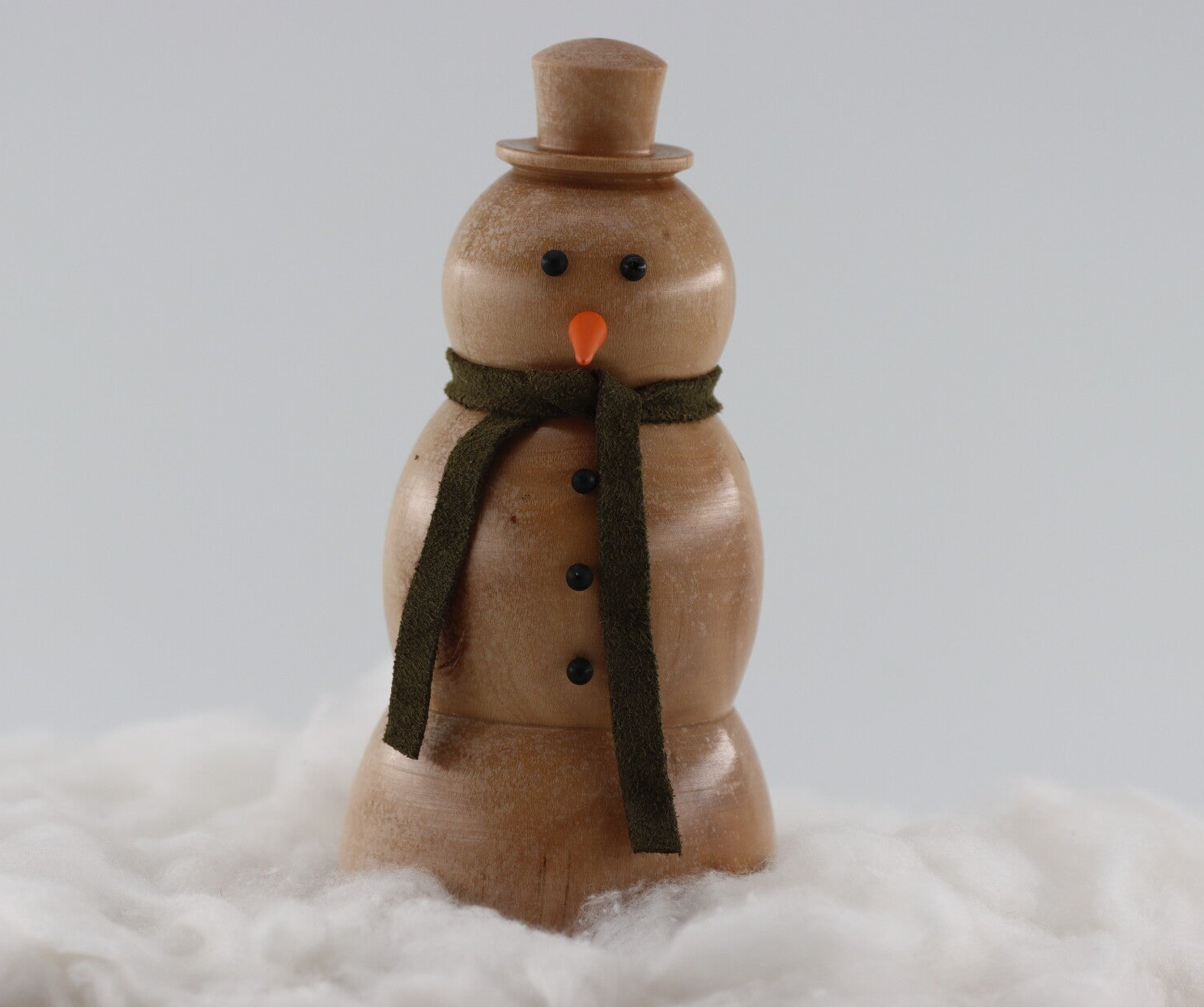 Sneeuwpop gemaakt uit Beukenhout uit één stuk met een leuk sjaaltje van echt leer