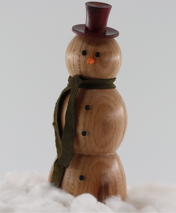 Sneeuwpop gemaakt van Eikenhout met een hoedje van Purperharthout en een sjaaltje van leer.