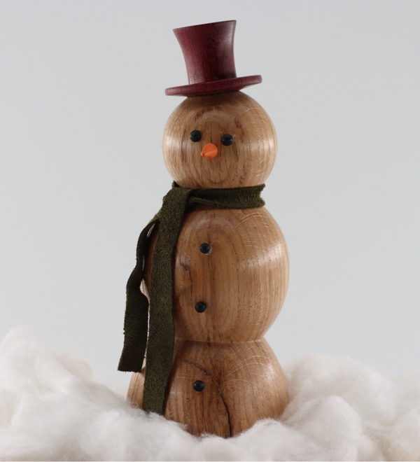Sneeuwpop gemaakt van Eikenhout met een hoedje gemaakt uit Purperharthout en een lederen sjaaltje