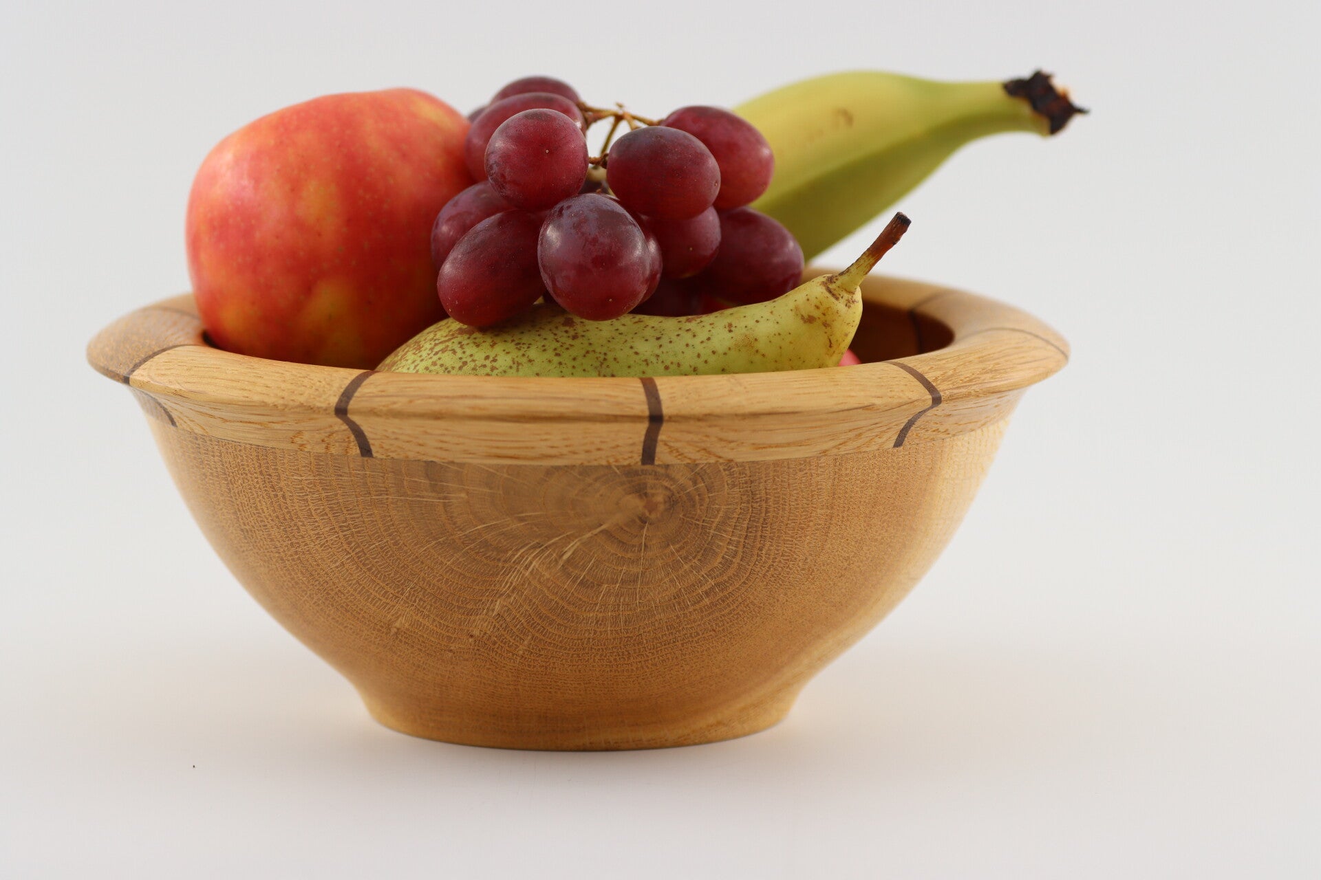 Schaal gemaakt van Eikenhout met in de rand mooi inlegwerk  van Notenhout