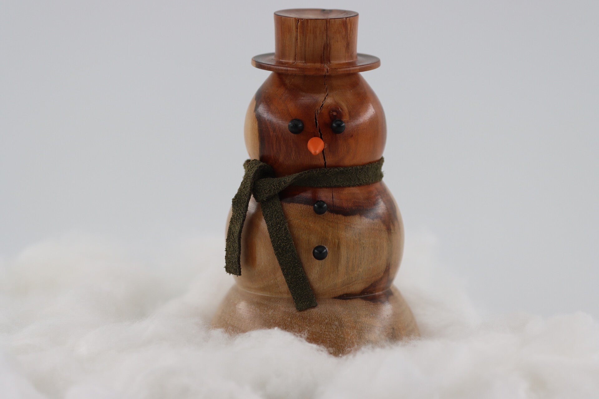 Sneeuwpop gemaakt van Laurierhout Met een sjaaltje van echt leer