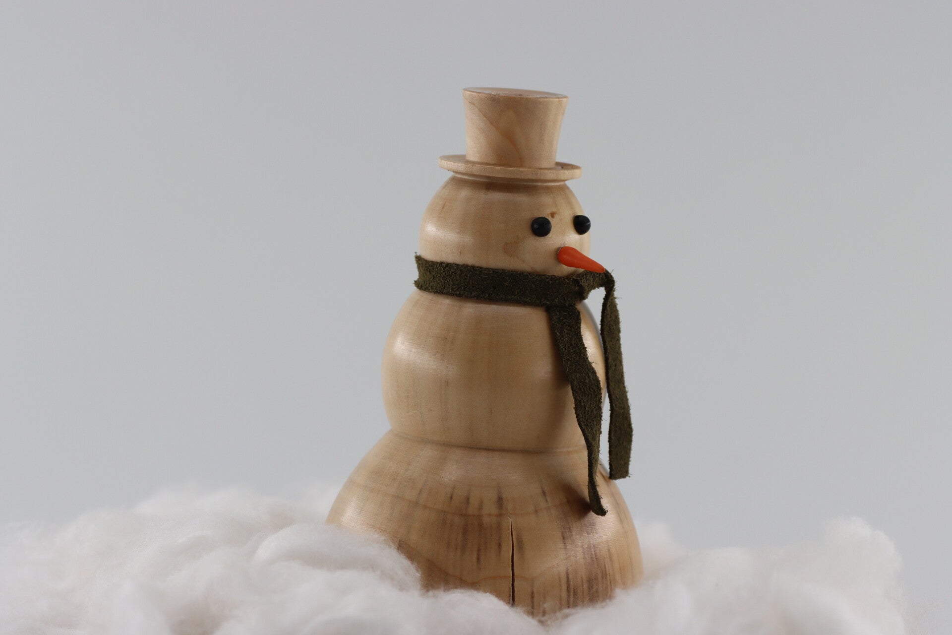 Sneeuwpop gemaakt van Knotwilghout uit één stuk met een sjaaltje van echt leer