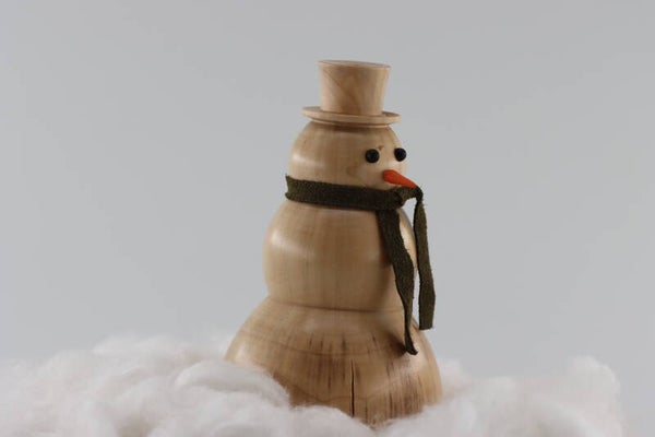 Sneeuwpop gemaakt van Knotwilghout uit één stuk met een sjaaltje van echt leer