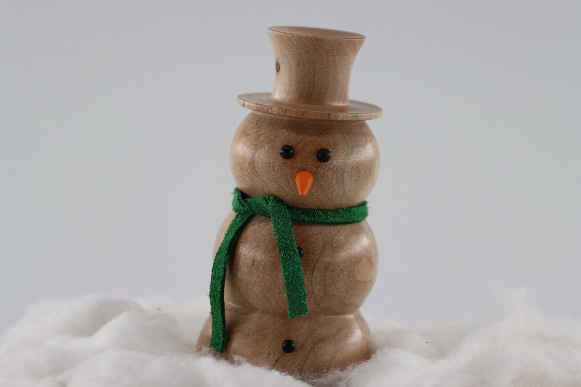 Sneeuwpop gemaakt van Esdoornhout uit één stuk met een sjaaltje van echt leer.