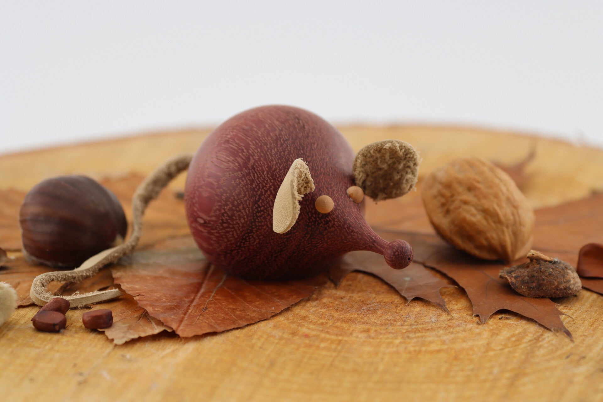 Muis gemaakt van Purperharthout met staart en oren uit echt leer