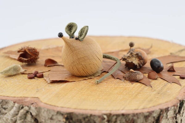 Muis gemaakt van Amerikaans Volgelkershout met lederen oren en staart.