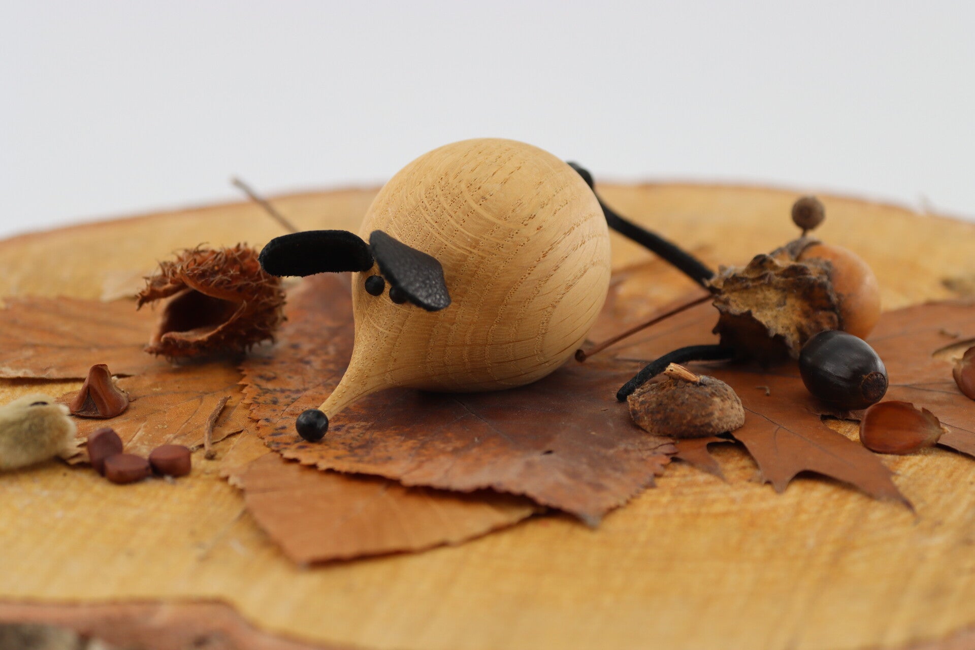 Muis gemaakt van Amerikaans Volgelkershout de oren en staart zijn van echt leer.