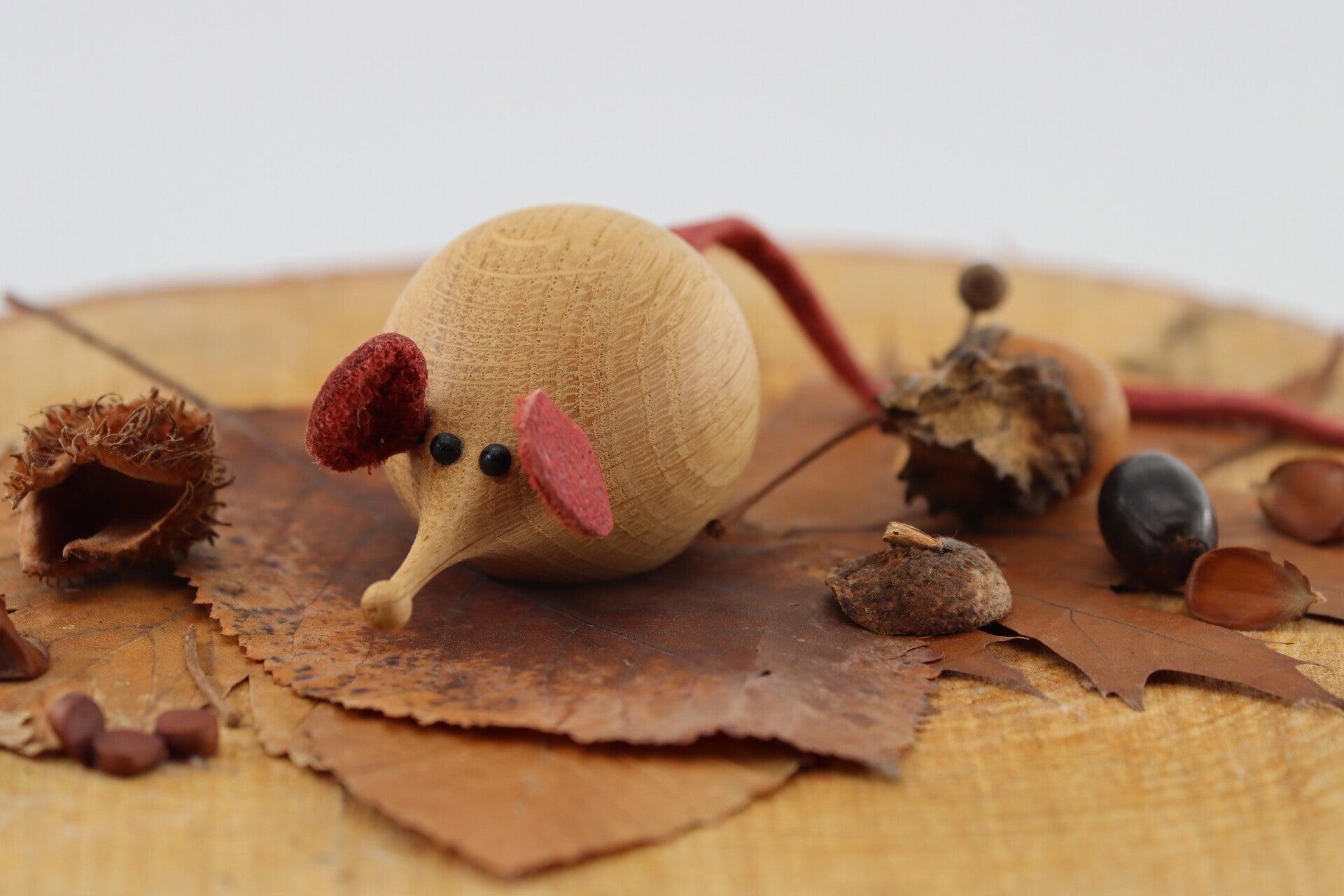 Muis gemaakt van  Amerikaanse Vogelkershout met lederen staart en oren