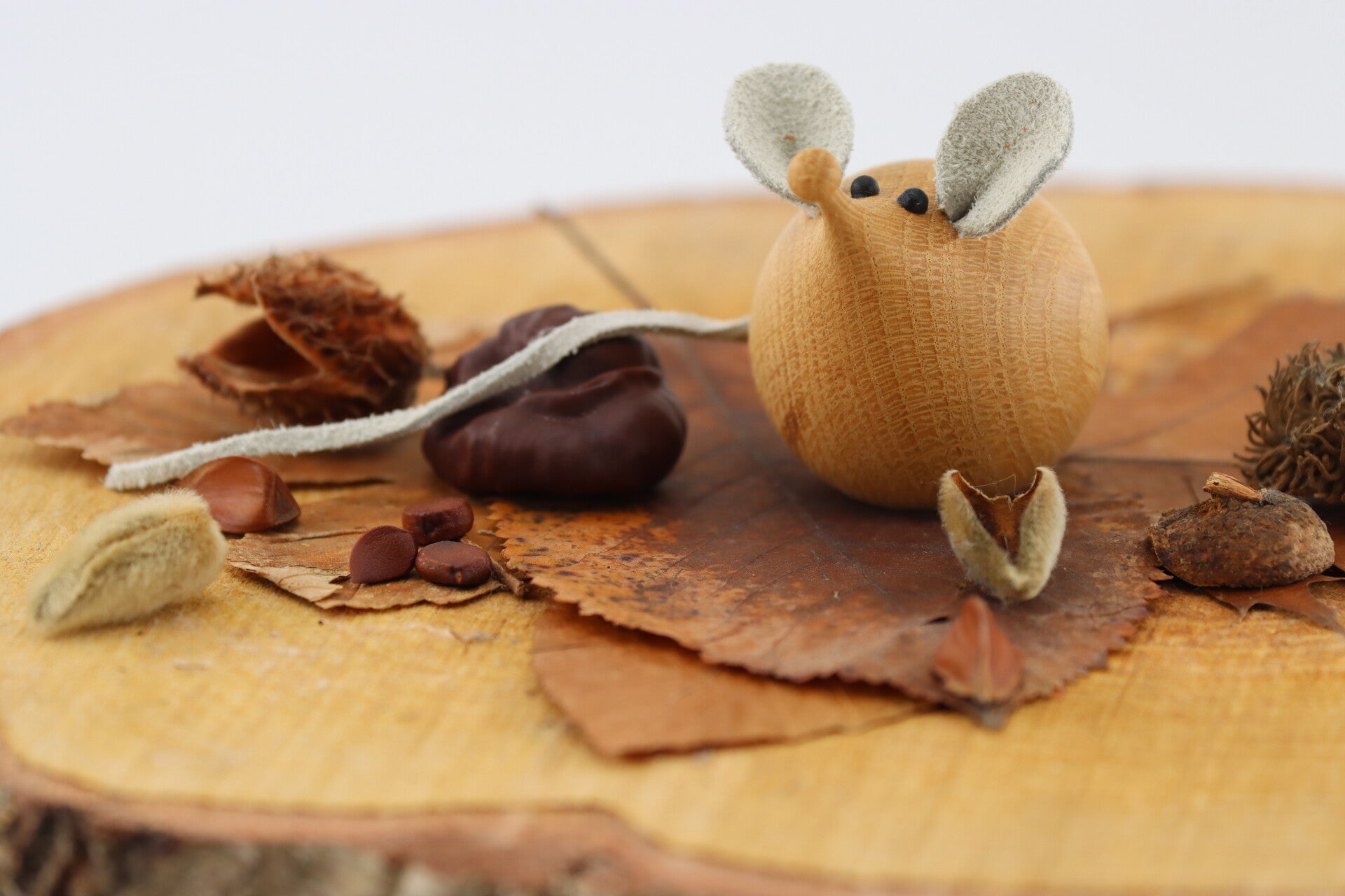 Schattig muisje gemaakt van Amerikaans Vogelkershout. Met oren en staart van echt leer.