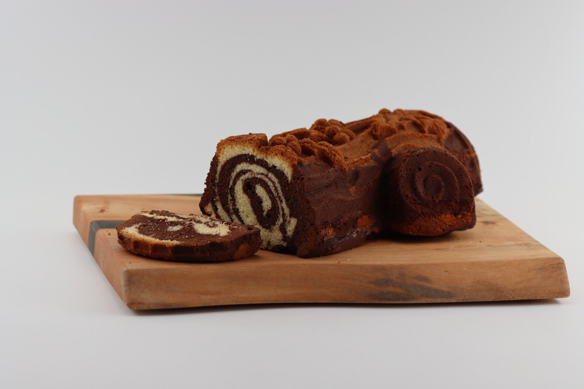 Hapjes serveerplank van Esdoornhout met doorzichtige groene epoxy