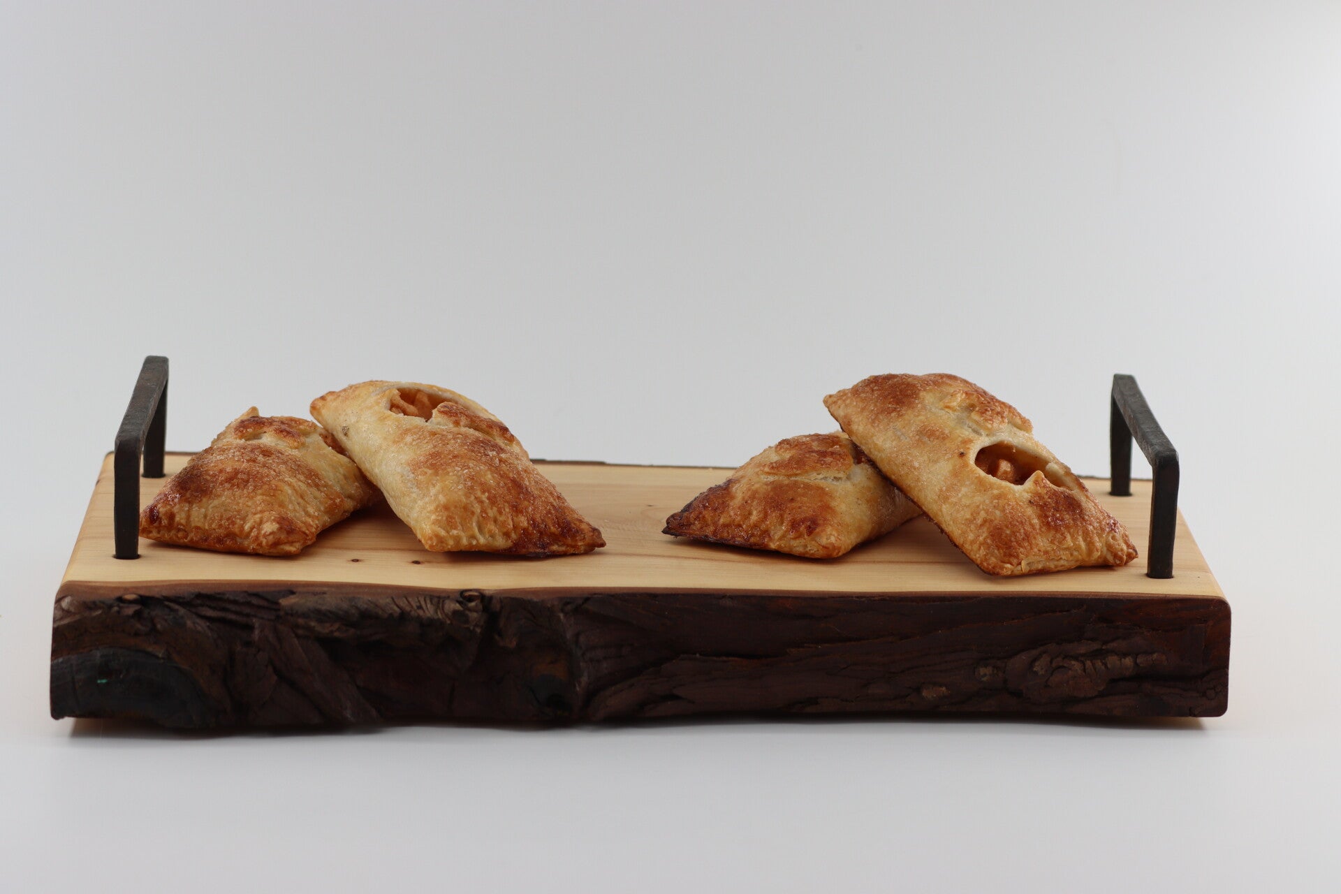 Tapas, hapjes serveerplank gemaakt van Coniferenhout en Smeedijzeren handvaten.