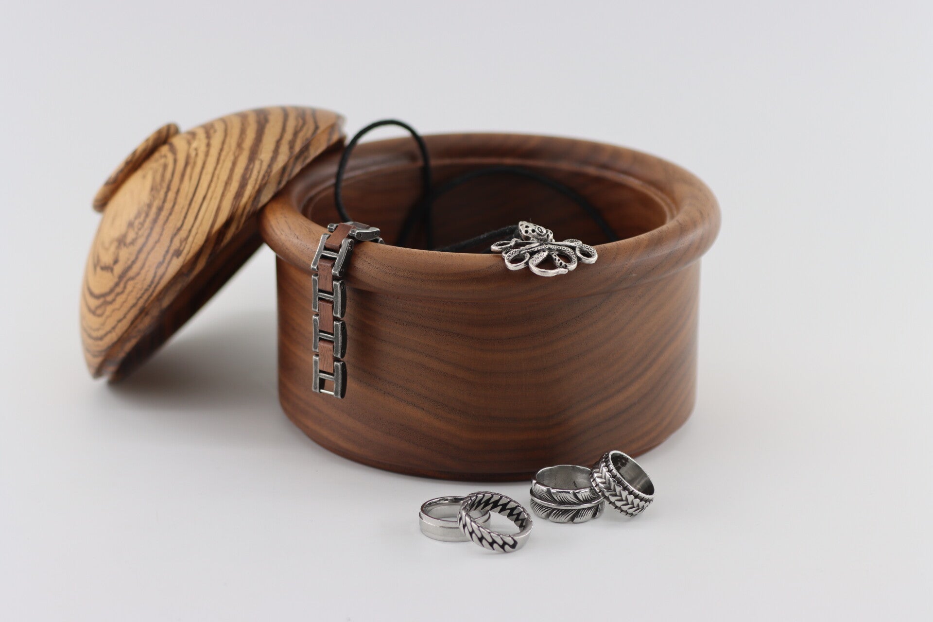 Uniek doosje gemaakt van Amerikaans Notenhout en Zebranohout.