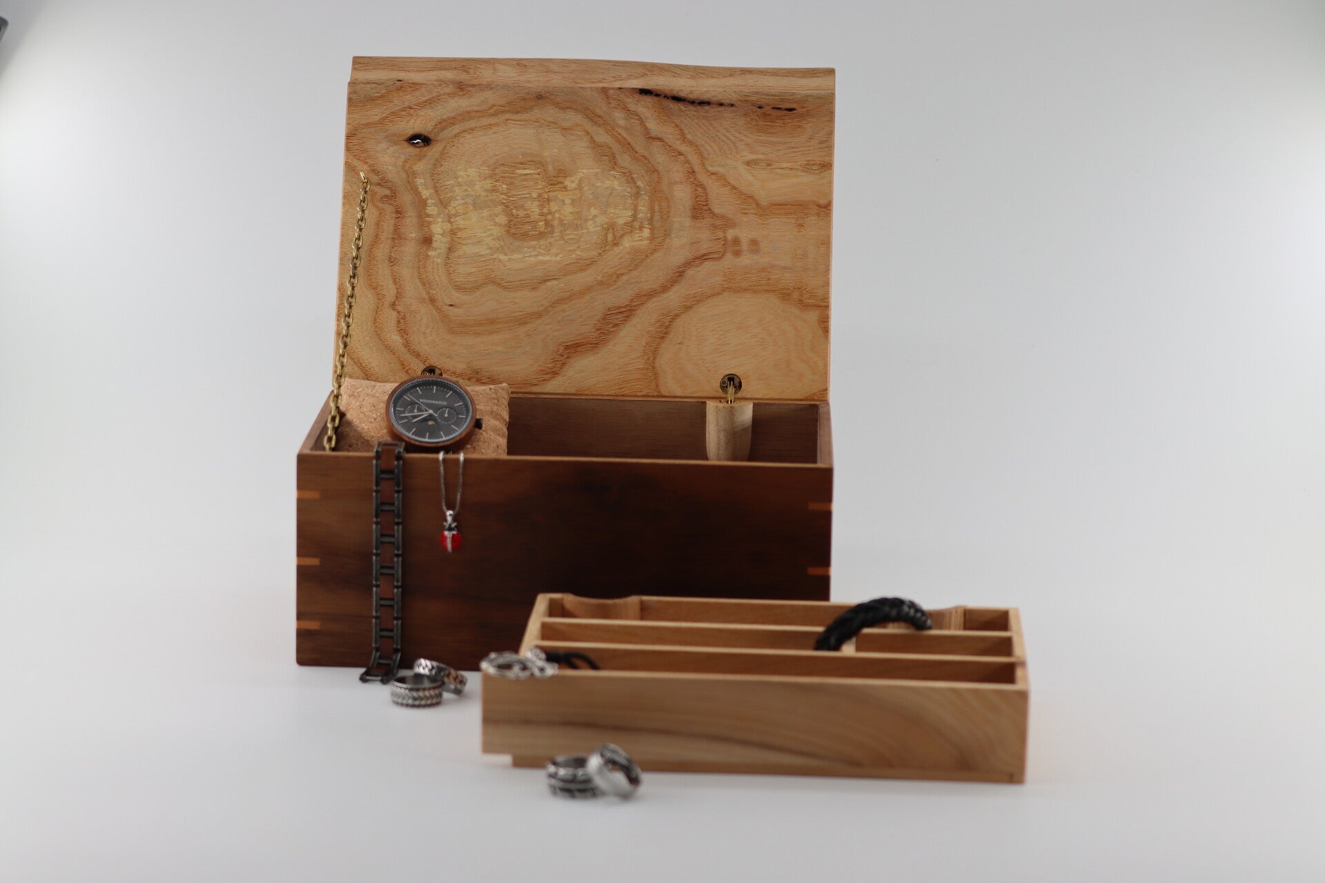 Uniek Juwelen Kistje gemaakt van Notenhout met Beukenhout binnenwerk en Essenhouten deksel
