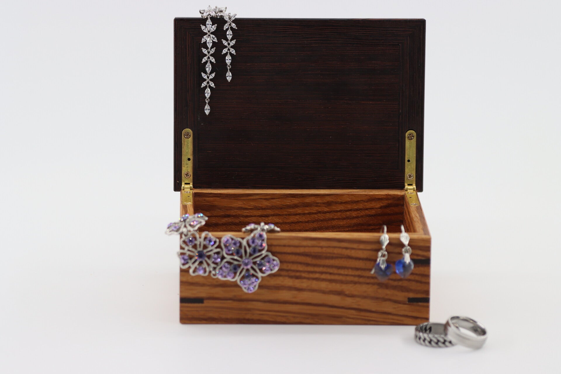 Doosje gemaakt van Zebranohout en een mooie deksel met een  bladskelet ingelegt in epoxy.