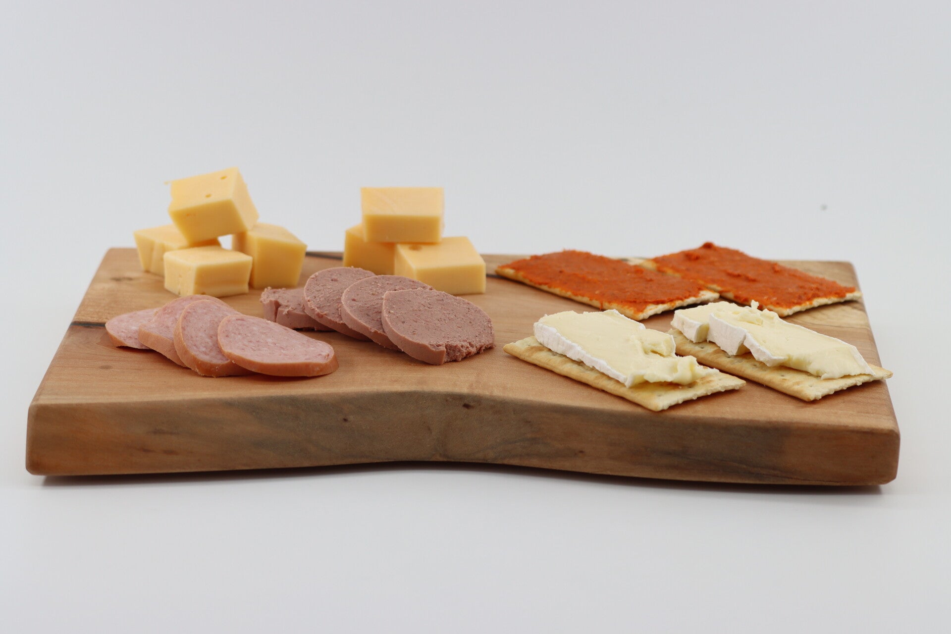 Hapjes serveerplank van Esdoornhout met doorzichtige groene epoxy