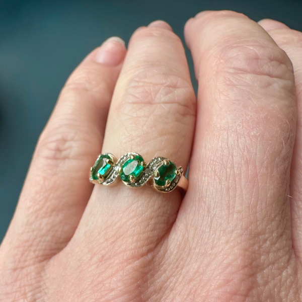 ring smaragd en witte saffier