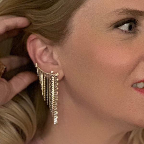 “Loose ends” lange earclimber 15 kt geel /wit goud en zilver