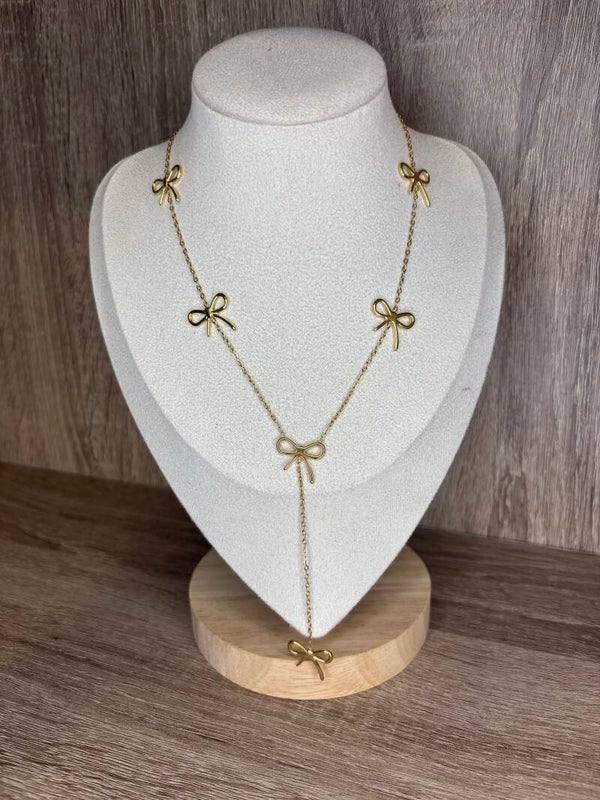 Collier en forme Y orné de six nœuds pavés moyens