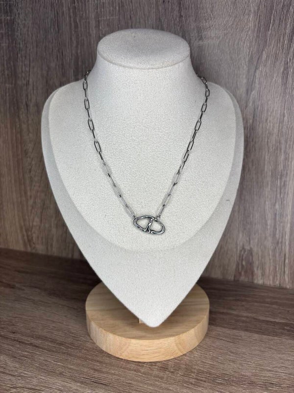 Collier argenté pendentif ovale séparé martelé